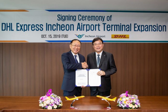 photo-1_signing_bk-han-and-bon-hwan-koo-ceo-iiac