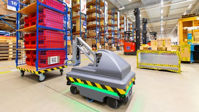 DB Schenker brings its first logistics robot in the Czech Republic into operation